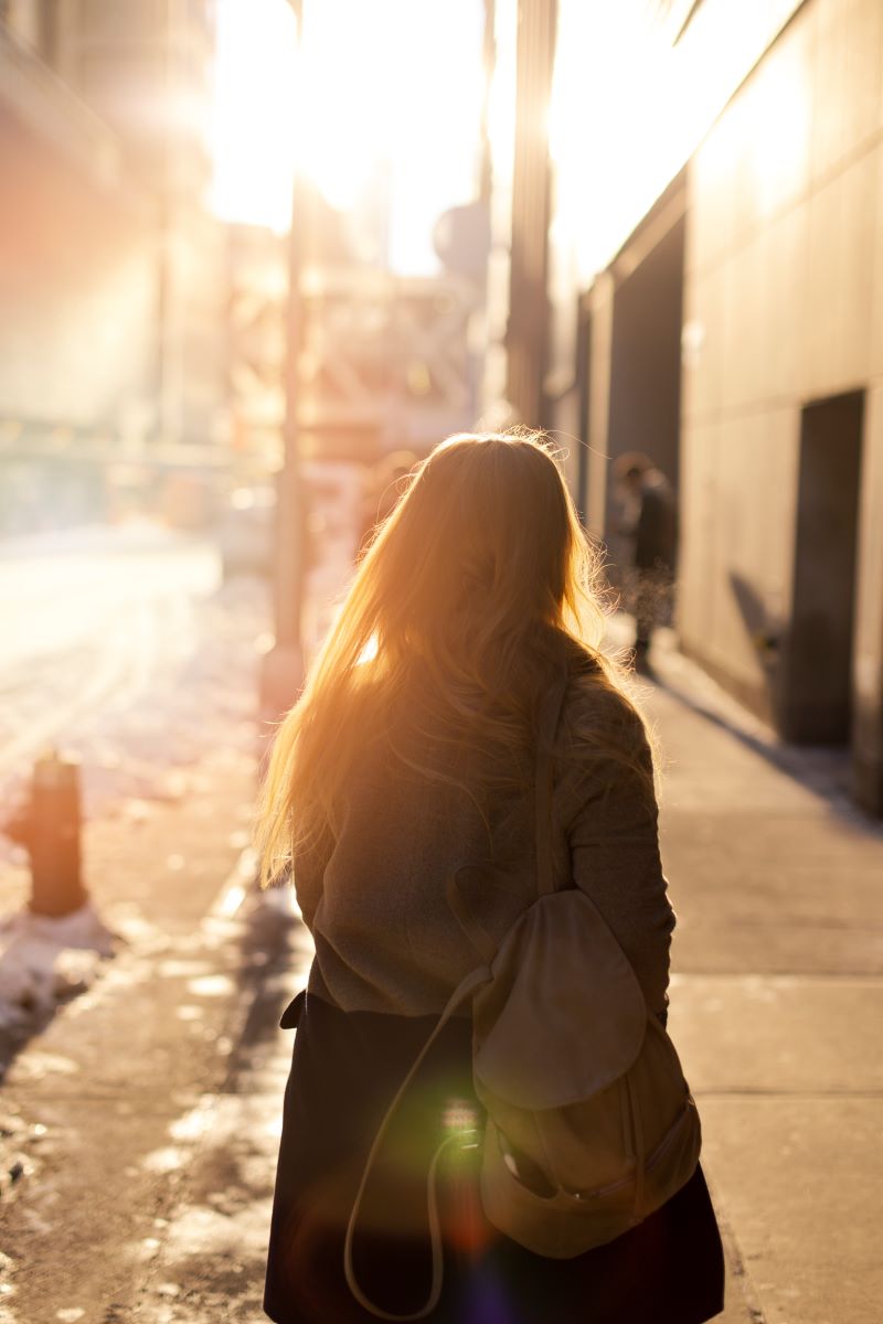 jeune-femme-dans-la-ville-de-new-york-pendant-la-journee femme dans une ville au soleil.