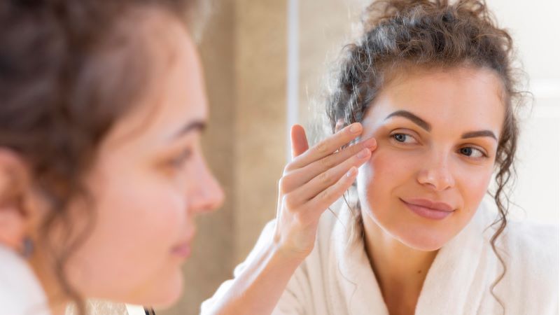 femme-appliquant-contour-yeux