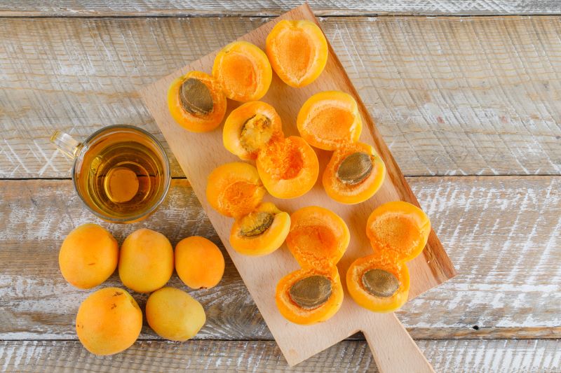 the-dans-une-tasse-en-verre-avec-des-abricots