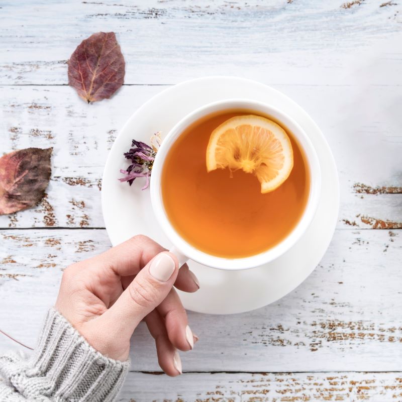 Tasse de thé réconfortante de la marque Prés des reines. 