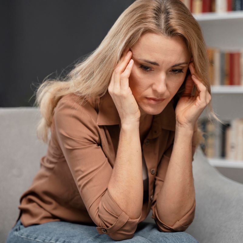 Femme touchée par dépression saisonnière automne.