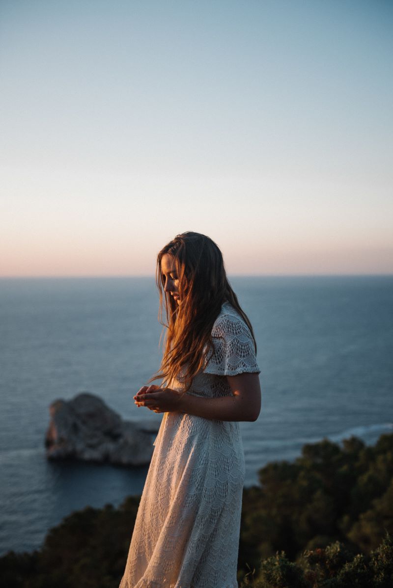 Femme-reflexion-changement-vie-nature